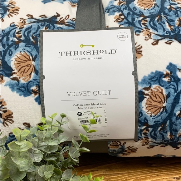 New Velvet Navy Paisley Quilt-Queen - Picture 3 of 7